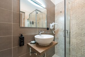 Designertoalettartikler, hårføner, håndklær og såpe