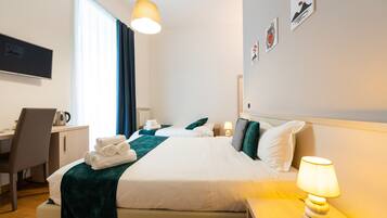 Quarto quádruplo conforto | Roupas de cama premium, edredons de pluma, frigobar, cofres nos quartos