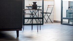 Deluxe-Apartment, 3 Schlafzimmer, Stadtblick | Wohnbereich | Flachbildfernseher
