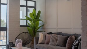Deluxe-Apartment, 2 Schlafzimmer, Stadtblick | Wohnbereich | Flachbildfernseher
