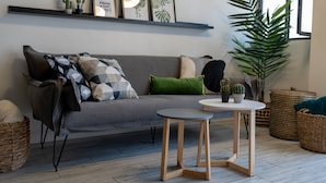 Deluxe-Apartment, 3 Schlafzimmer, Stadtblick | Wohnbereich | Flachbildfernseher