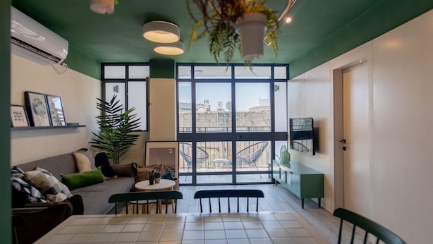 Deluxe-Apartment, 3 Schlafzimmer, Stadtblick | Wohnbereich | Flachbildfernseher