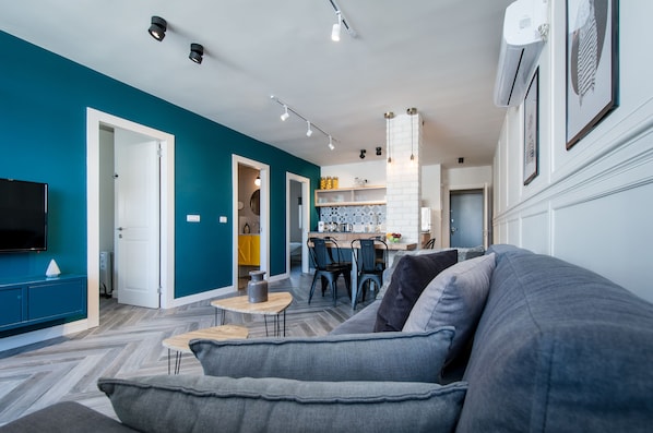 Deluxe Apartment, 3 Bedrooms, City View | Living room