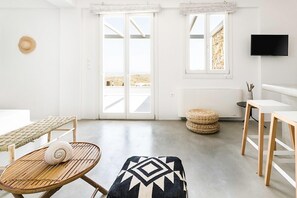 Executive-Villa, 4 Schlafzimmer, eigener Pool, eingeschränkter Meerblick | Wohnbereich | 40-Zoll-Flachbildfernseher mit Satellitenempfang, Fernseher