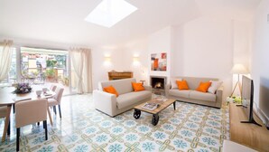 A living room with a sofa, coffee table, and a fireplace. - Rent In Rome - Vittoria Terrace (Rome)