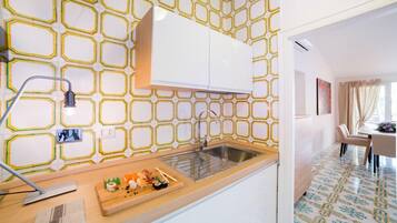 Apartamento panorámico, 2 habitaciones | Cocina privada | Cafetera o tetera, frigorífico, microondas y horno