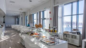 Se sirven desayunos, comidas, cenas y cocina local