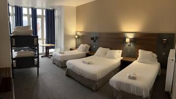 Kamar Keluarga | Didekorasi berbeda-beda, Wi-Fi gratis, dan seprai linen