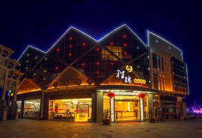 Fachada de la propiedad por la tarde o noche