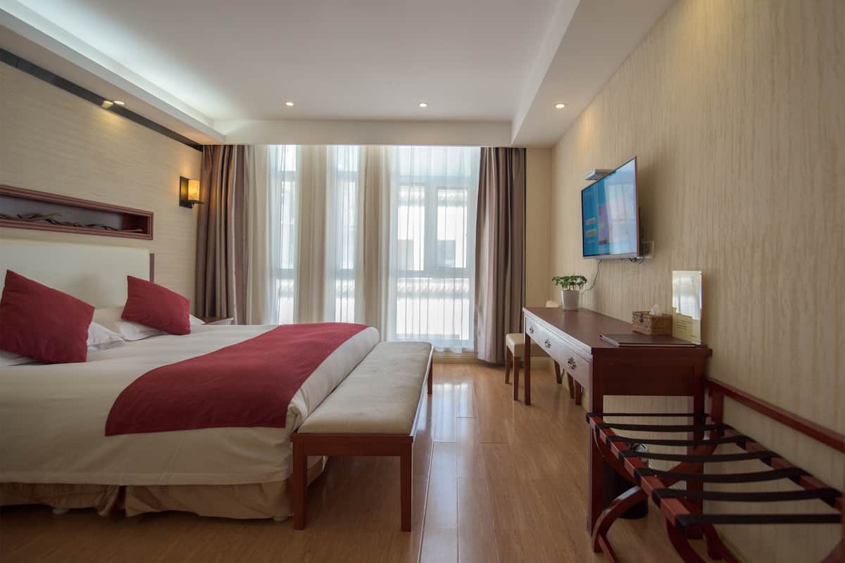 ห้องดีลักซ์ | เครื่องนอนระดับพรีเมียม, ผ้านวมขนเป็ด, ตู้นิรภัยในห้องพัก, โต๊ะทำงาน