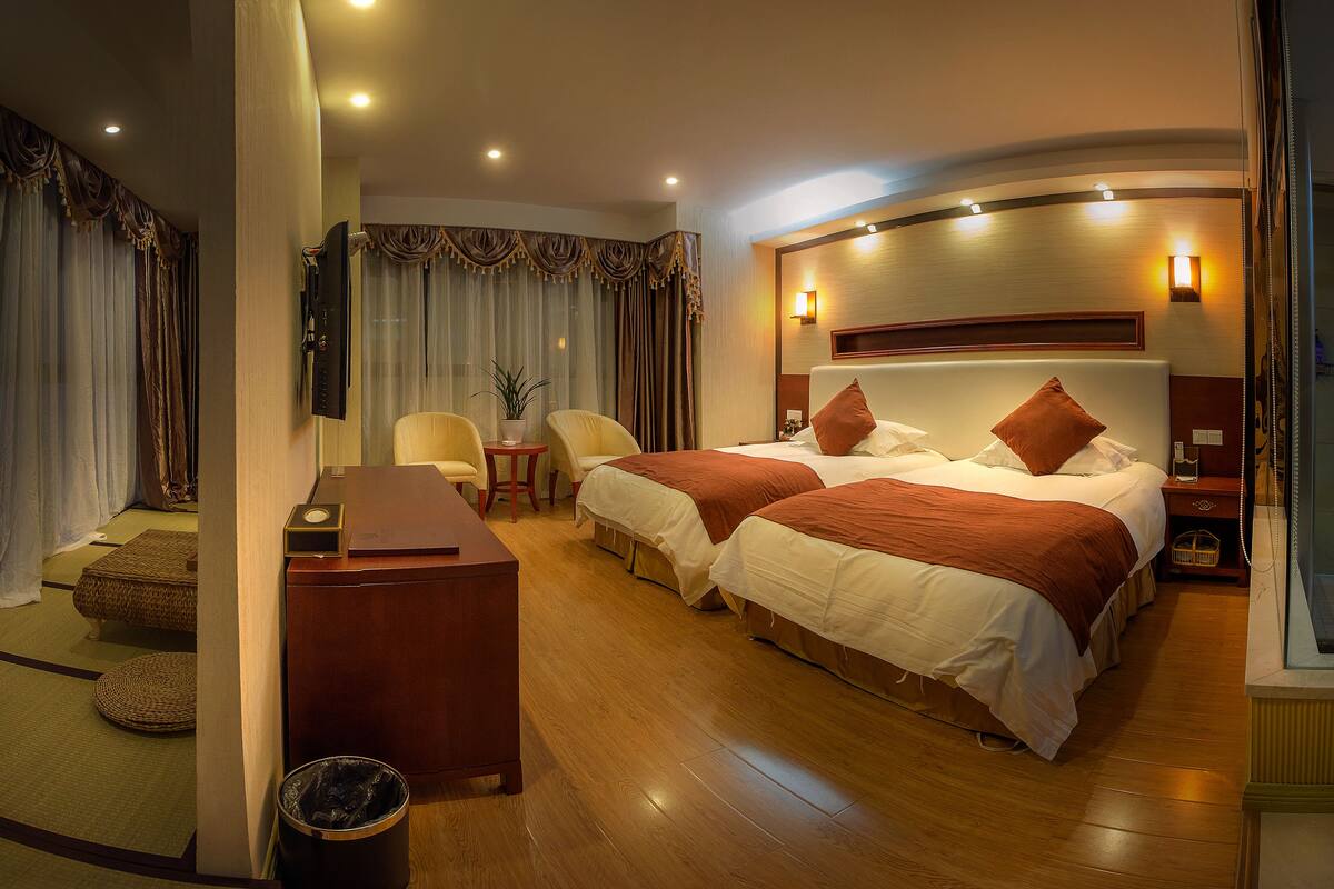 ห้องแกรนด์ทวิน | เครื่องนอนระดับพรีเมียม, ผ้านวมขนเป็ด, ตู้นิรภัยในห้องพัก, โต๊ะทำงาน