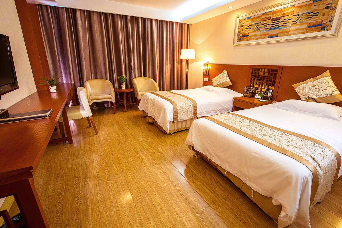 ห้องดีลักซ์ทวิน | เครื่องนอนระดับพรีเมียม, ผ้านวมขนเป็ด, ตู้นิรภัยในห้องพัก, โต๊ะทำงาน