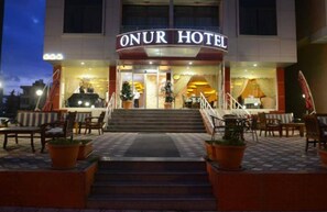Front of property – evening/night - Grand Onur Hotel (Iskenderun)