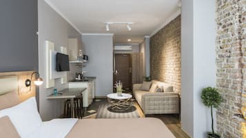 Deluxe Studio Suite | 1 bedroom, premium bedding, in-room safe, desk