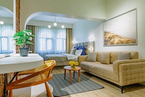 ห้องเอ็กเซกคิวทีฟสวีท | เครื่องนอนระดับพรีเมียม, ตู้นิรภัยในห้องพัก, โต๊ะทำงาน