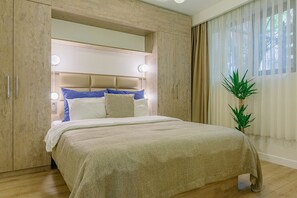 Ropa de cama de alta calidad y caja de seguridad en la habitación 
