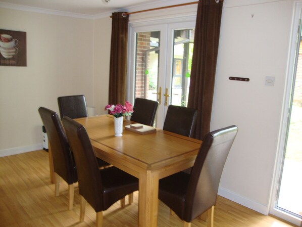 Cottage, 3 Bedrooms | In-room dining