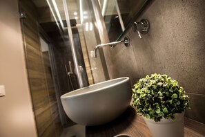 Standaard eenpersoonskamer (Maqueda) | Badkamer | Een douche, een regendouche, gratis toiletartikelen, badjassen