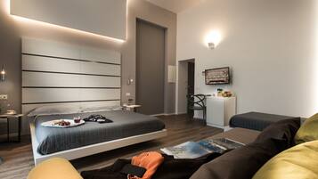 Una habitación de hotel moderna con una cama grande, un escritorio y una silla.