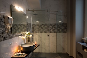 Superior Room (Branciforte) | Bathroom | Shower, rainfall showerhead, free toiletries, bathrobes