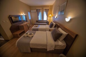 Habitación triple Confort | Minibar, caja fuerte, escritorio y espacio para trabajar con un portátil