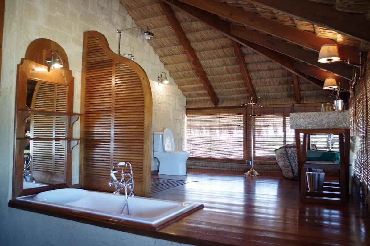 Quarto casal luxo, banheiro privativo, vista para o mar (Etage-Moringa) | Banheiro | Produtos de toalete grátis, secador de cabelo, roupões de banho