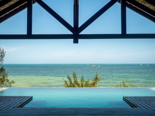 Außenpool, Infinity-Pool, Liegestühle