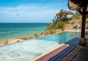 Alberca al aire libre, alberca infinita y camastros