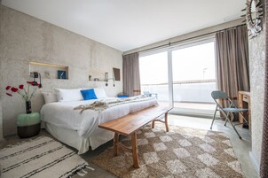 Habitación Deluxe doble, terraza | Ropa de cama de alta calidad, caja fuerte, escritorio y cortinas opacas