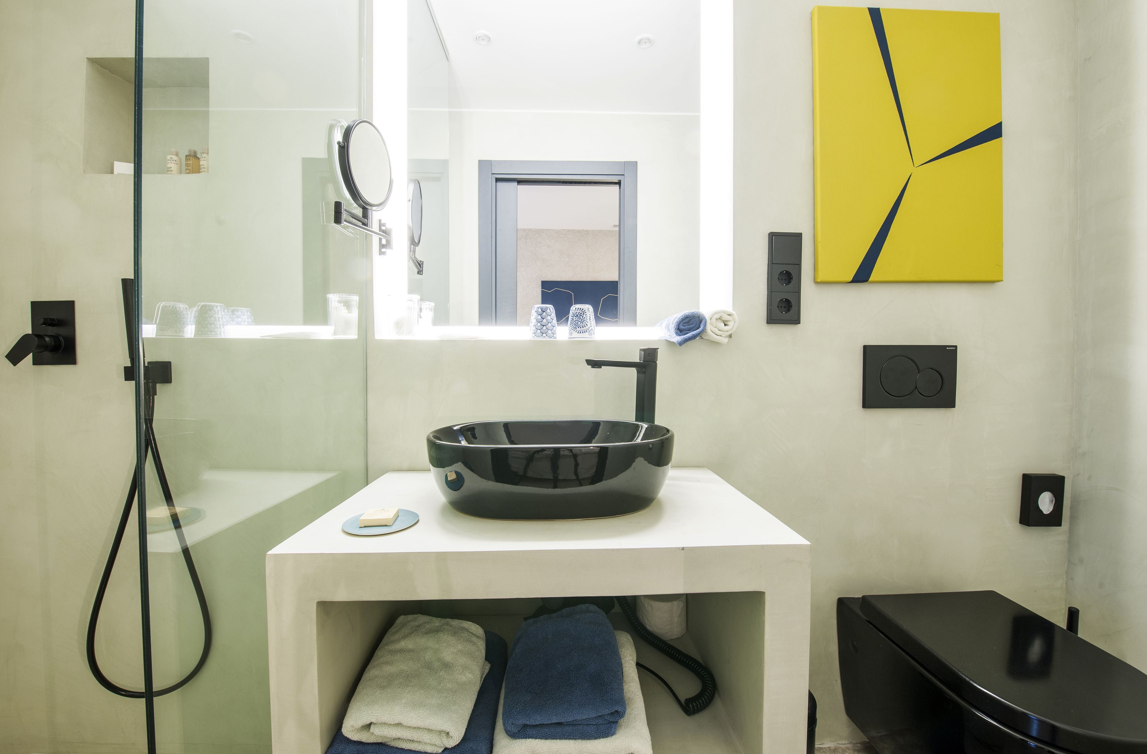 standard double room | bathroom | shower, free toiletries, hair dryer, towels