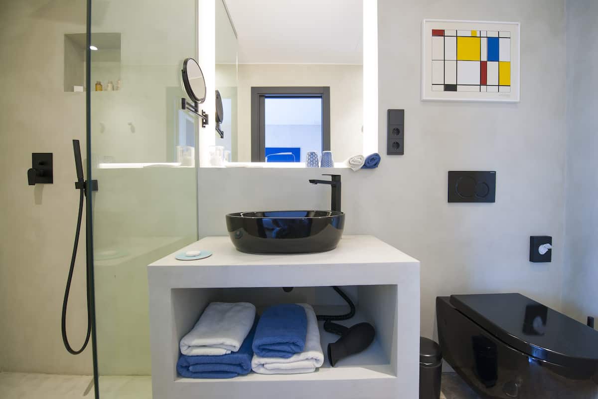 deluxe double room, terrace | bathroom | shower, free toiletries, hair dryer, towels