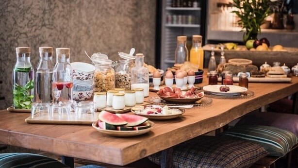 A breakfast buffet with various food items and condiments. - Kook Hotel Tarifa (Tarifa)