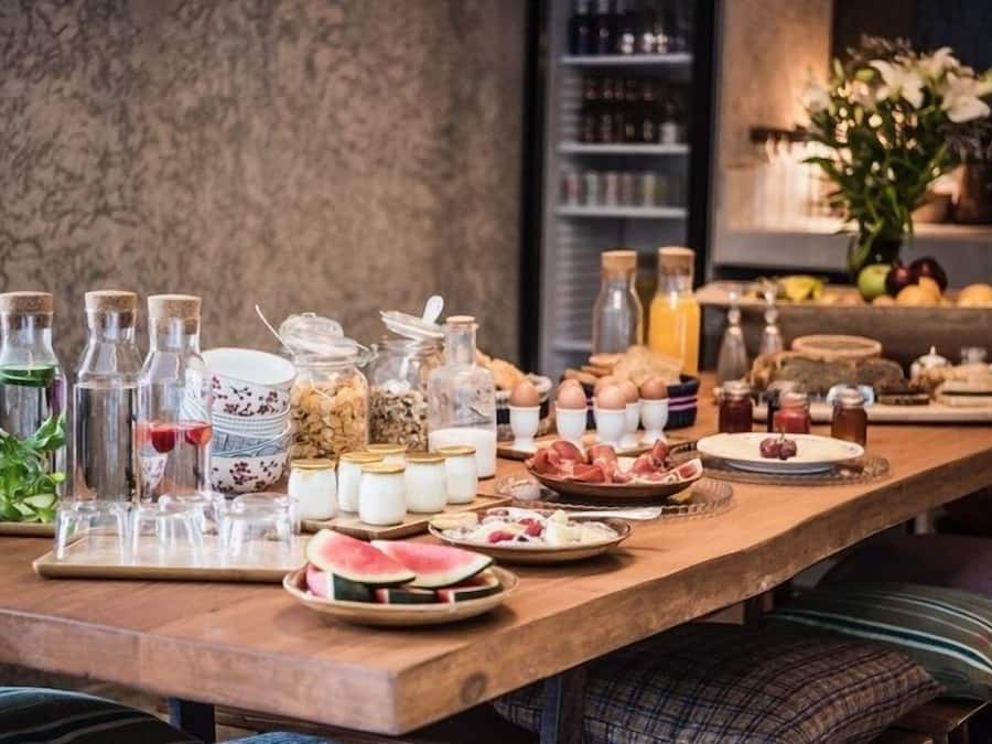 Café da manhã com buffet grátis todos os dias