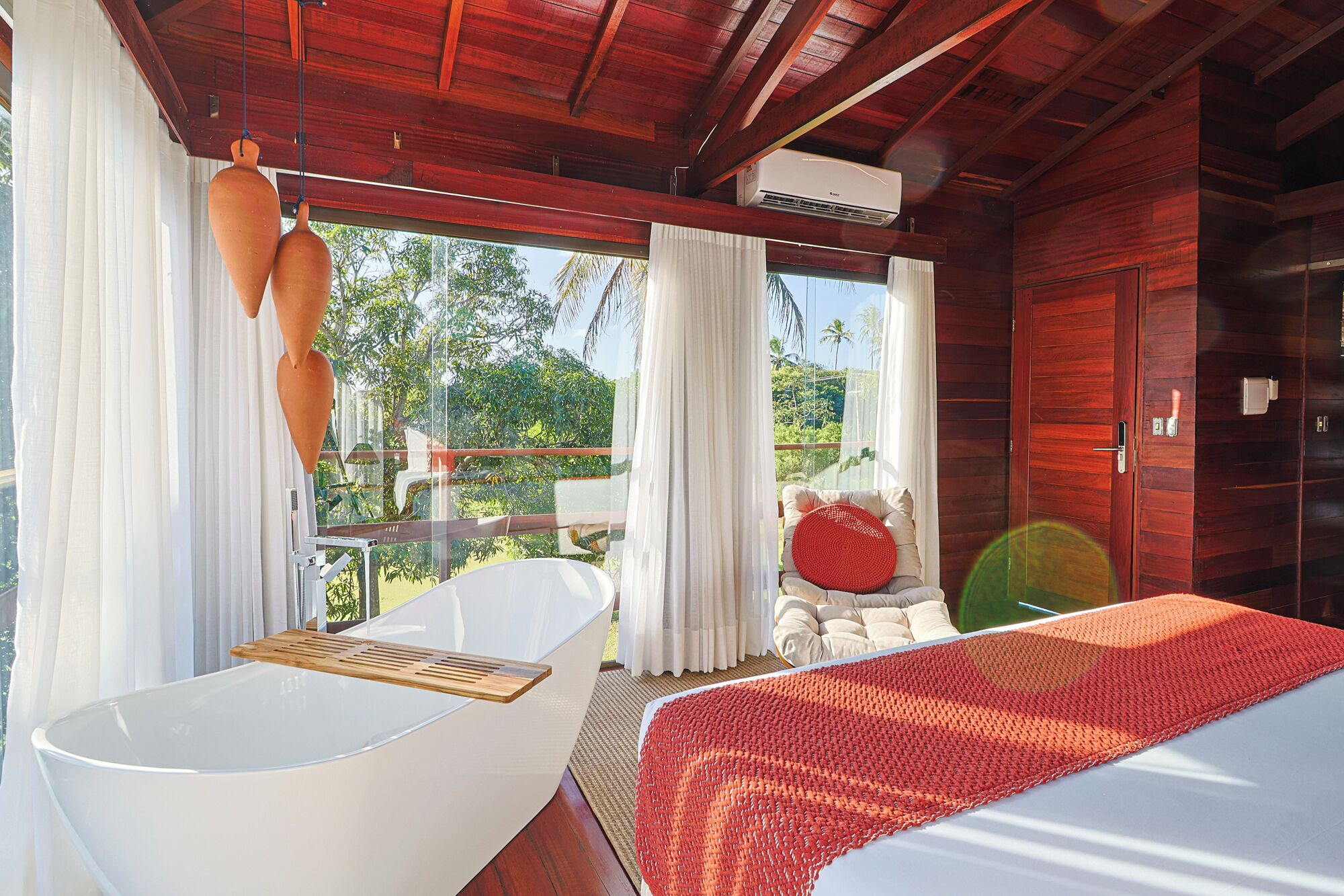 Cabana superluxo, vista para o lago | Frigobar, escrivaninha, espaço de trabalho para notebook