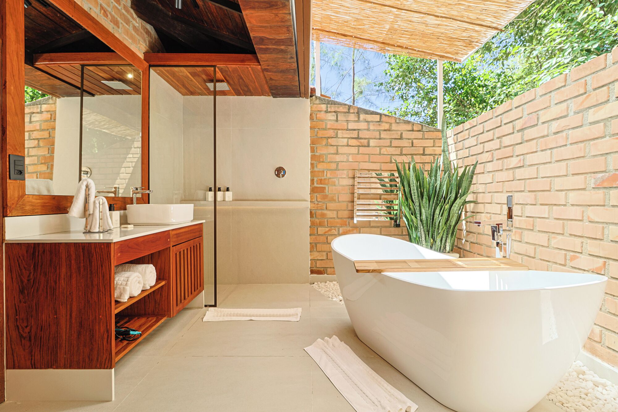 Deluxe-Ferienhütte | Badezimmer | Kostenlose Toilettenartikel, Handtücher, Seife, Shampoo