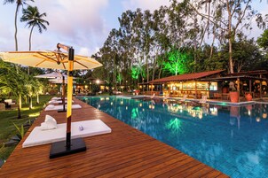 Piscina externa, funciona das 9h às 21h, guarda-sóis, espreguiçadeiras
