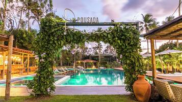 Piscina externa, funciona das 9h às 21h, guarda-sóis, espreguiçadeiras