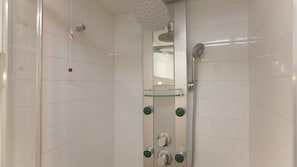 Shower, free toiletries, hair dryer, bidet - Rental In Rome Beato Angelico Apartment (Rome)