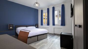 Tweepersoonskamer, privébadkamer | Bedden met traagschuimmatras, een kluis op de kamer, geluiddichte muren