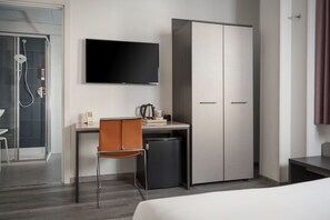 Triple Room, Private Bathroom | Living area - The RomeHello - Hostel (Rome)