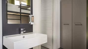 Vierpersoonskamer, privébadkamer | Badkamer | Een douche, een regendouche, een haardroger, een bidet