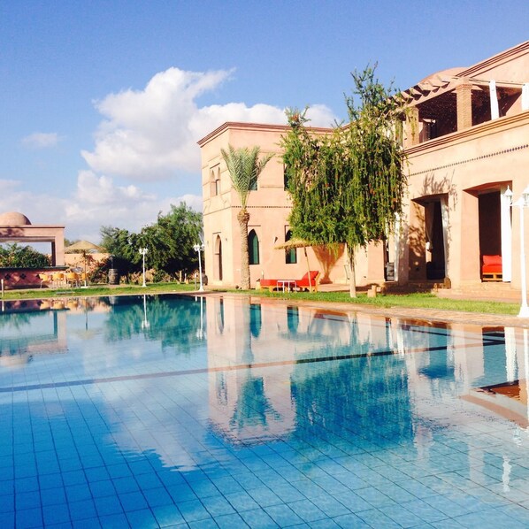 Outdoor pool, free pool cabanas, pool umbrellas