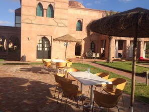 Daily cooked-to-order breakfast (EUR 15.00 per person)
