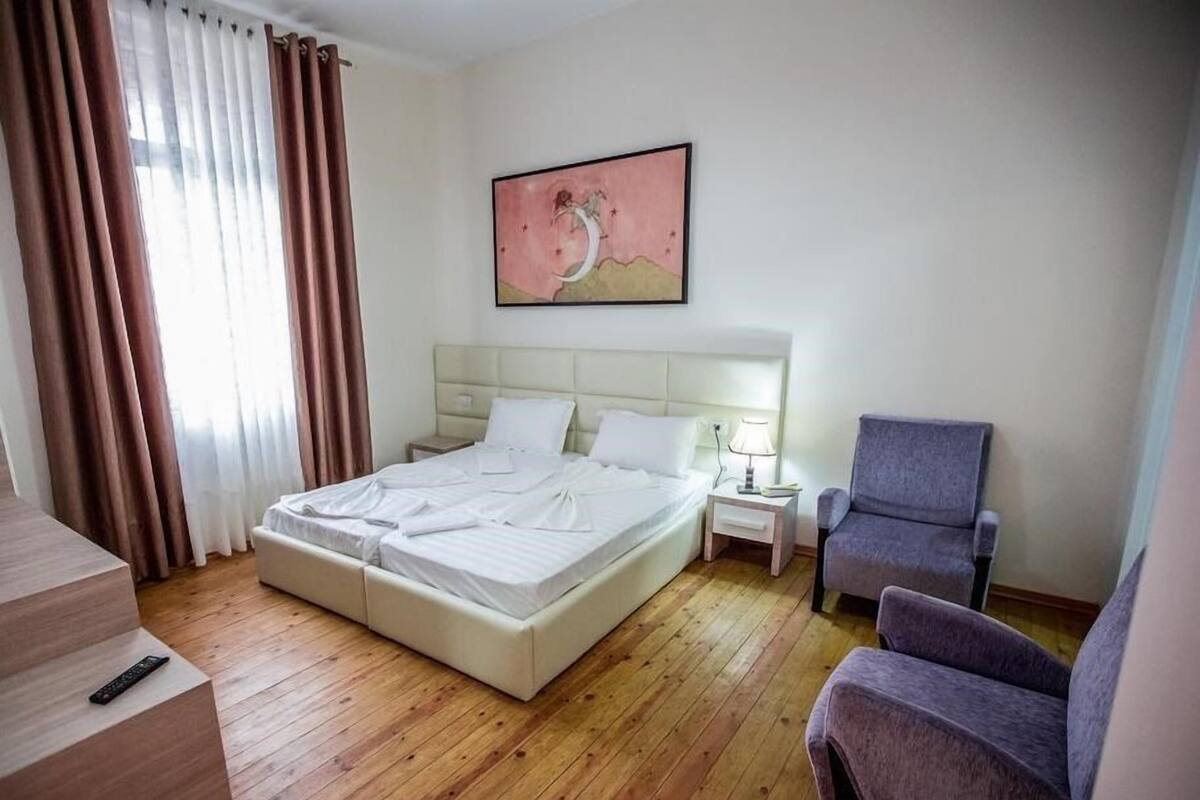 In-room safe, WiFi (free)