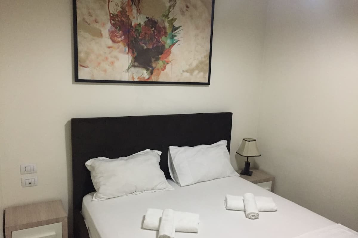 In-room safe, WiFi (free)