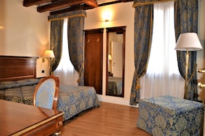 Caja de seguridad en la habitación y escritorio