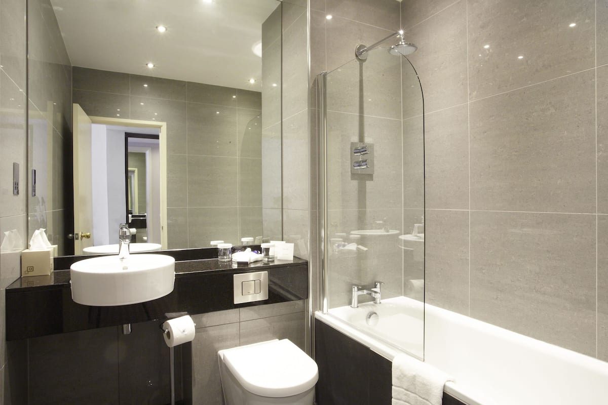 Designer toiletartikelen, een haardroger, badjassen, pantoffels