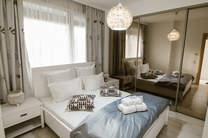 Deluxe Studio Suite, 1 Bedroom, Beach View, Beachfront | 1 bedroom, premium bedding, minibar, in-room safe - Boutique Citadel (Eforie)