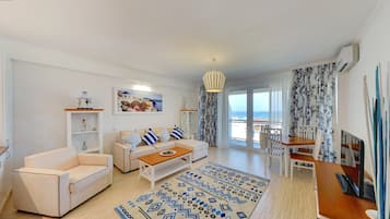 Deluxe Studio Suite, 1 Bedroom, Beach View, Beachfront | Living room | Flat-screen TV