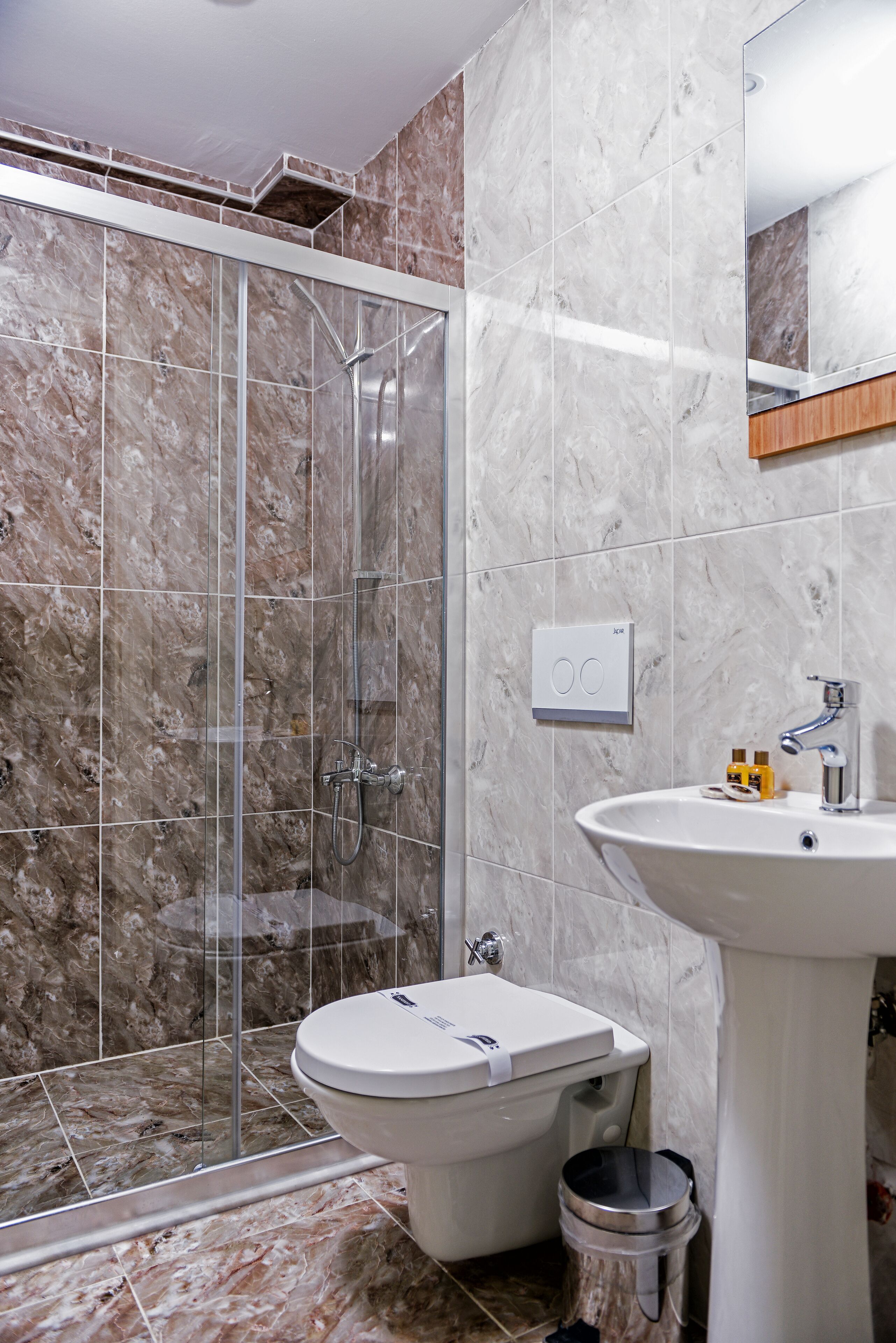 Studio | Bathroom | Shower, free toiletries, hair dryer, slippers